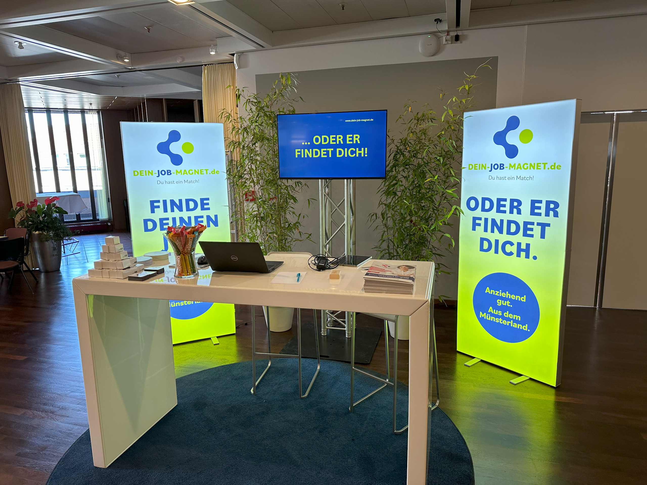 Kleiner Messestand mit Bildschirm