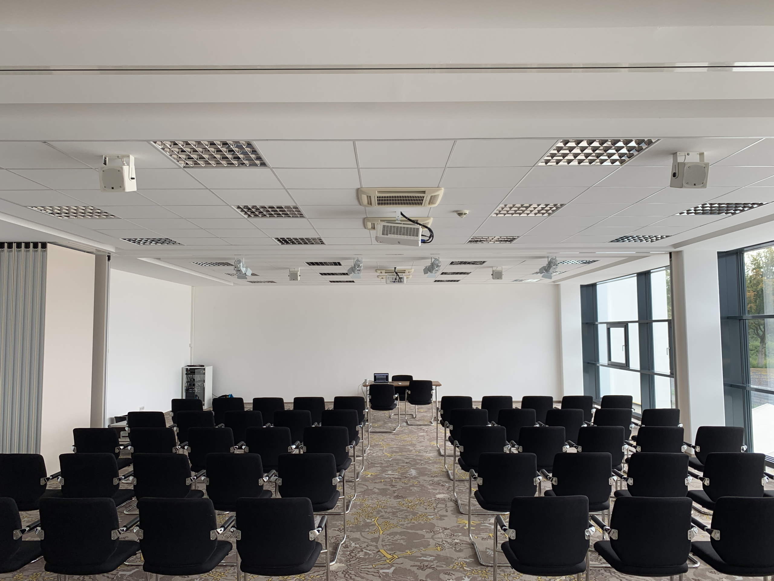 Installation einer Mikrofon und Beschallungsanlage in einem Schulungsraum